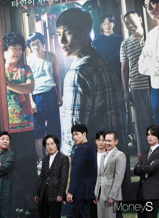 [머니S포토] 이정은·이중옥·임시완·이현욱·박종환·이동욱 '포스터와 똑같은 포즈'