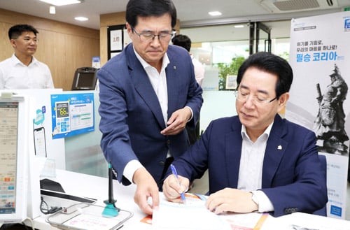 '필승코리아 펀드' 가입하는 김영록 전남도지사 /사진제공=전남도 