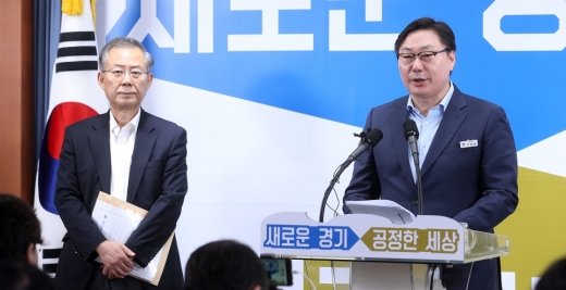 (사진왼쪽부터)정동채 ‘Let’s DMZ’ 조직위원장(전 문화관광부장관)과 이화영 평화부지사는 28일 경기도청에서 공동브리핑을 열고 ‘Let’s DMZ’ 행사계획을 발표했다. / 사진제공=경기도