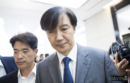 조국 법무부 장관 후보자(오른쪽)가 지난 23일 서울 종로구 적선현대빌딩에서 긴급 기자회견을 열고 "사모펀드 공익법인의 사회 환원 및 가족들이 웅동학원 이사직에서 물러나는 등 일체의 직함과 권한을 내려놓겠다"고 밝힌 뒤 사무실로 돌아가고 있다. /사진=임한별 기자