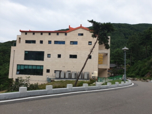 산청 동의보감촌 내에 위치한 A호텔 전경/ 사진 산청군 제공