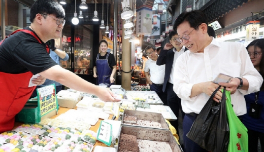 지난해 추석을 앞두고 수원 못골시장에서 떡을 구매하는 이재명 지사. / 사진제공=경기도