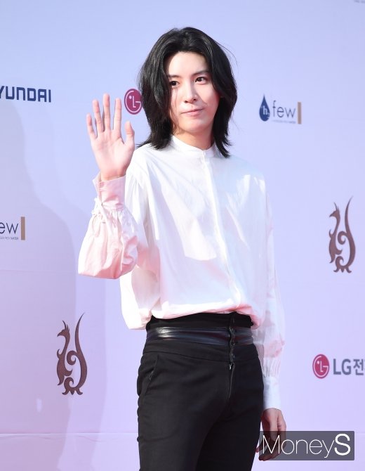 [머니S포토] 노민우 '여심 흔드는 손인사'