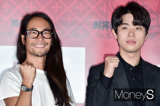 [머니S포토] 류승범-박정민, 주먹 불끈 쥔 애꾸와 짝귀 아들