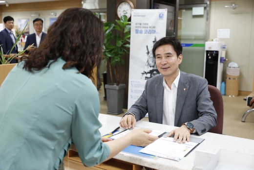 서철모 화성시장, 필승코리아 펀드 가입. / 사진제공=화성시