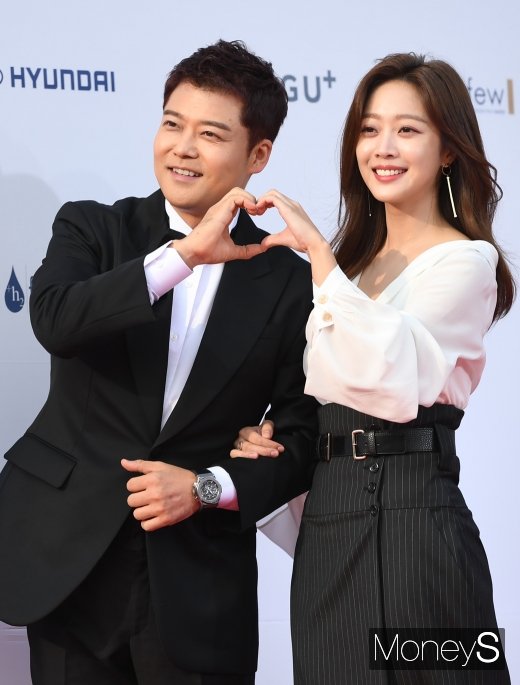 [머니S포토] 전현무·조보아 '하트 발사'