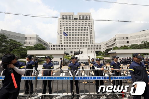 박근혜 전 대통령과 최순실씨, 이재용 삼성그룹 부회장 등의 '국정농단' 사건 상고심 선고를 하루 앞둔 28일 오후 서울 서초구 대법원 앞에서 경찰이 출입을 통제하고 있다. /사진=뉴스1