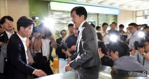 조국 법무부 장관 후보(가운데). /사진=임한별 기자
