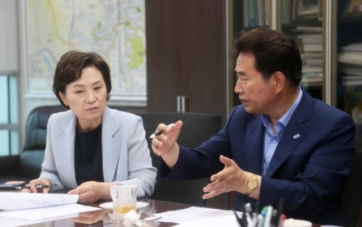 용인시는 반도체 클러스터와 플랫폼시티 등 핵심 사업들을 원활히 추진할 수 있도록 백군기 시장이 직접 정부와 여당에 도로망 구축과 기반시설 설치 지원을 요청하는 등 국비확보에 총력을 기울이고 있다고 28일 밝혔다. / 사진제공=용인시