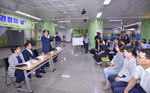 ▲이용섭 광주광역시장이 28일 오후 동구 학동 지하철 남광주역 대합실에서 열린 '제9회 현장 경청의 날' 행사에 참석해 남광주역 엘리베이터 설치와 관련한 민원사항을 청취하며 의견을 나누고 있다./사진제공=광주광역시