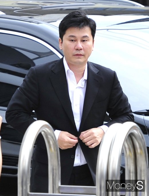 [머니S포토] 양현석, 옷 매무새 다듬으며 경찰 출석