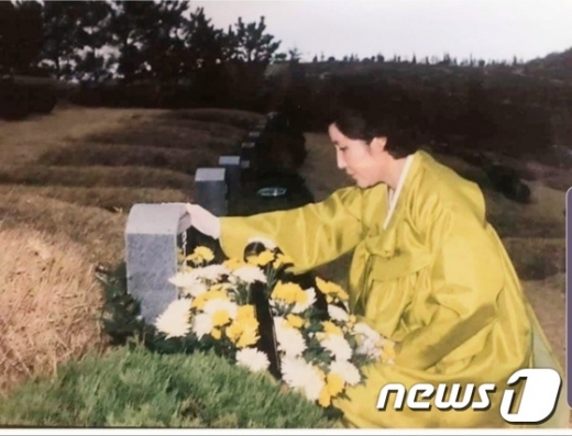 지난 1988년 2월25일 광주 북구 망월동 구묘역에서 노태우 전 대통령의 부인인 김옥숙 여사가 이한열 열사의 묘역 앞에서 참배하고 있다. /사진=제보자 제공