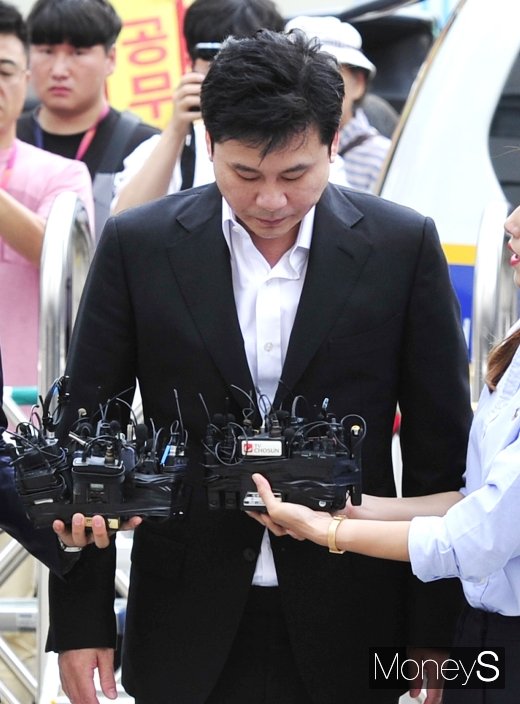 [머니S포토] 고개 숙인 양현석