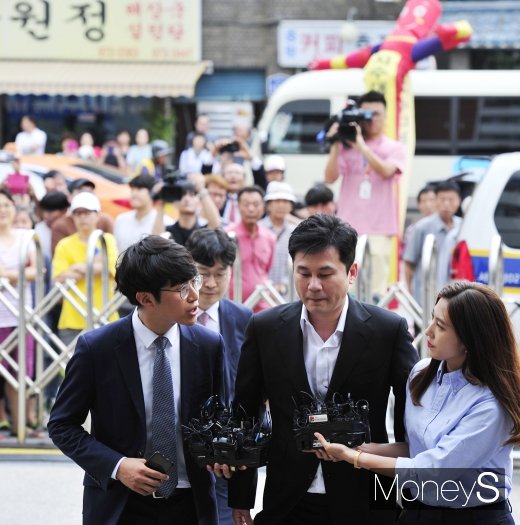 [머니S포토] '원정도박' 양현석, 뜨거운 관심 속 경찰 출석