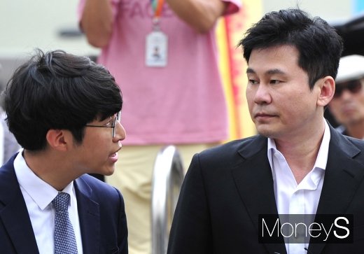 [머니S포토] 취재진 노려보는 양현석 전 대표