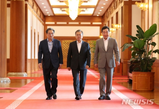 노영민 비서실장, 문재인 대통령, 이낙연 국무총리(왼쪽부터). /사진=뉴시스    
