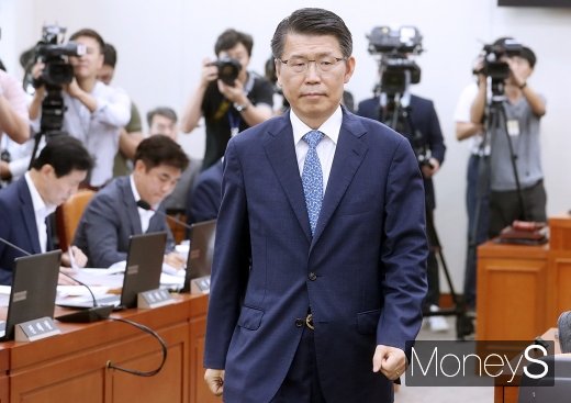 [머니S포토] 은성수 금융위원장 후보자, 청문회 선서문 전달