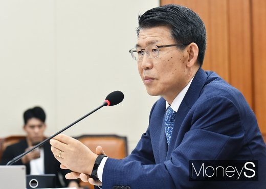 [머니S포토] 의원 질의 경청하는 은성수 후보자