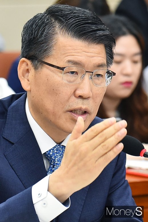 [머니S포토] 자녀 이중국적 취득 의혹 부인하는 은성수