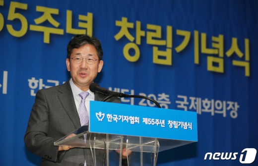 박양우 문화체육관광부 장관이 16일 오전 서울 중구 프레스센터에서 열린 한국기자협회 제55주년 창립기념식에서 축사를 하고 있다. 2019.8.16/뉴스1