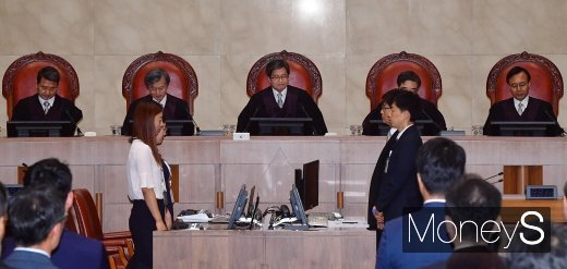 [머니S포토] '국정농단' 선고 위해 착석하는 김명수 대법원장