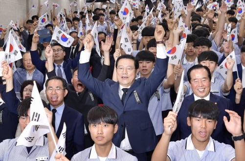이용섭 광주광역시장이 29일 서구 광덕고등학교 비전홀에서 열린 '제109주년 경술국치 추념식'에 참석해 오승현 광주시 부교육감, 하유성 지방보훈청장, 신흥수 광덕고등학교 이사장, 학생 등과 만세삼창을 외치고 있다./사진제공=광주광역시