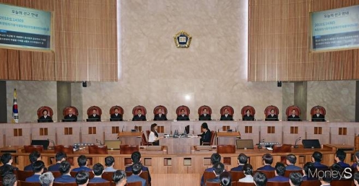 김명수 대법원장(왼쪽 일곱 번째)과 12명의 대법관들이 29일 오후 서울 서초구 대법원 대법정에서 열린 박근혜 전 대통령과 '비선 실세' 최순실 씨, 이재용 삼성전자 부회장의 '국정 농단' 사건 상고심 선고공판에서 개정을 기다리고 있다. / 사진=사진공동취재단