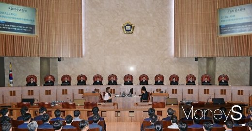 김명수 대법원장(왼쪽 일곱 번째)과 12명의 대법관들이 29일 대법원에서 열린 박근혜 전 대통령과 최순실, 이재용 삼성전자 부회장의 국정농단 사건 상고심 선고공판에서 개정을 기다리고 있다. /사진=사진공동취재단    