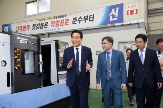 김지완 회장(왼쪽 첫번째)과 황윤철 은행장이 ㈜성우 이상길 대표이사(가운데)의 안내로 생산시설 곳곳을 둘러보고 있다./사진제공=부산은행 