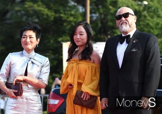 지난 28일 서울 동대문구 경희대학교에서 열린 '서울드라마어워즈 2019'에 초청된 캐나다 시트콤 '김씨네 편의점' 주연 배우들. 왼쪽부터 진 윤, 안드레아 방, 폴 선형 리. /사진=장동규 기자