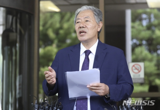 29일 서울 서초구 대법원에서 박근혜 전 대통령과 이재용 삼성전자 부회장, 최순실 씨의 국정농단 사건에 대한 대법원의 상고심을 마친 뒤 이경재 변호사가 발언을 하고 있다. /사진=뉴시스