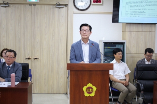 29일 경기도의회 이필근 의원이 대표발의한 ‘경기도시공사 3기 신도시 사업 참여 지분 확대 건의안’이 상임위원회 통과한 후 이필근 의원이 발언하고 있다. / 사진제공=경기도의회