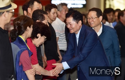 [머니S포토] 중도매인 격려하는 김병원 농협중앙회장