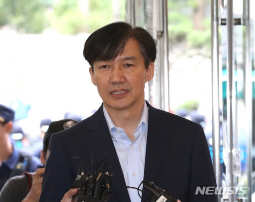 조국 법무부 장관 후보자 30일 인사청문회 준비사무실 출근 모습. /사진=뉴시스   