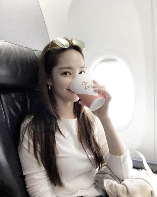 박민영, 기내서 커피 한잔 '꽃미모 눈길'