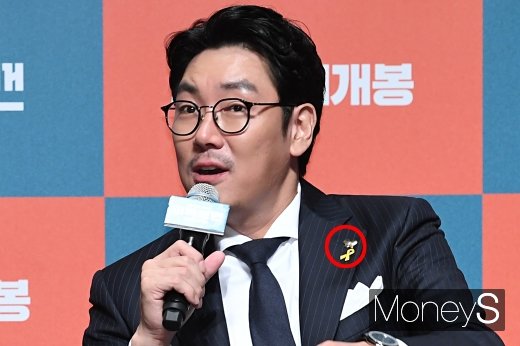 [머니S포토] 조진웅 '빛나는 나비뱃지와 노란리본 뱃지'