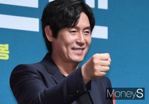 [머니S포토] 설경구 '하트 아니고 주먹'