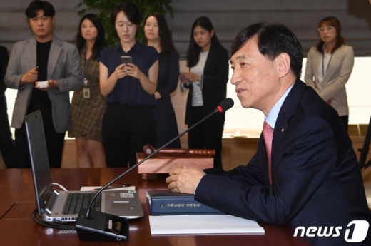 이주열 한국은행 총재가 서울 세종대로 한은 본사에서 기자들의 질문에 답하고 있다./사진=뉴스1DB