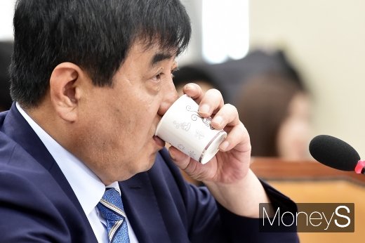 [머니S포토] 여야 힘겨루기 속 목 축이는 한상혁 후보자