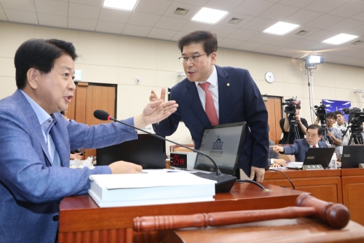 김성태 자유한국당 간사(오른쪽)가 30일 국회 본관에서 열린 한상혁 방통위원장 인사청문회에서 노웅래 과방위 상임위원장(왼쪽)에게 진행 관련 항의를 하고 있다. /사진=뉴시스