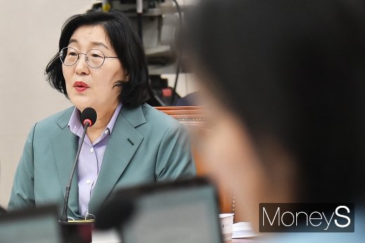 [머니S포토] 의원 질의 답하는 이정옥