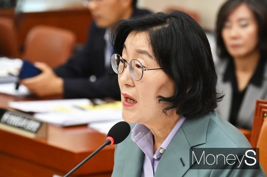 이정옥 여성가족부 장관 후보자가 30일 서울 국회에서 열린 인사청문회에 출석해 질의에 답하고 있다. /사진=임한별 기자