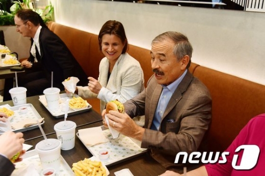 해리 해리스 주한미국대사 쉐이크쉑 방문 모습. /사진=뉴스1(해리스 대사 트위터 캡처)     