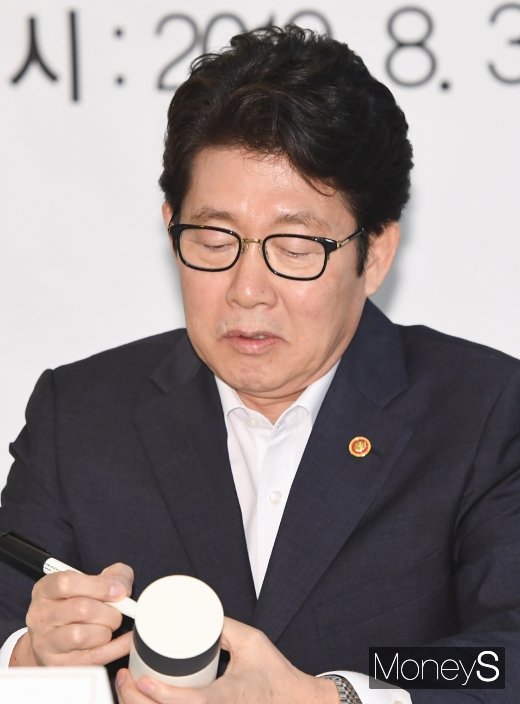 [머니S포토] 조명래 장관, 텀블러에 서명