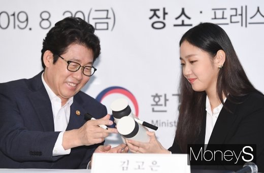 [머니S포토] 조명래·김고은 '텀블러 생활화'