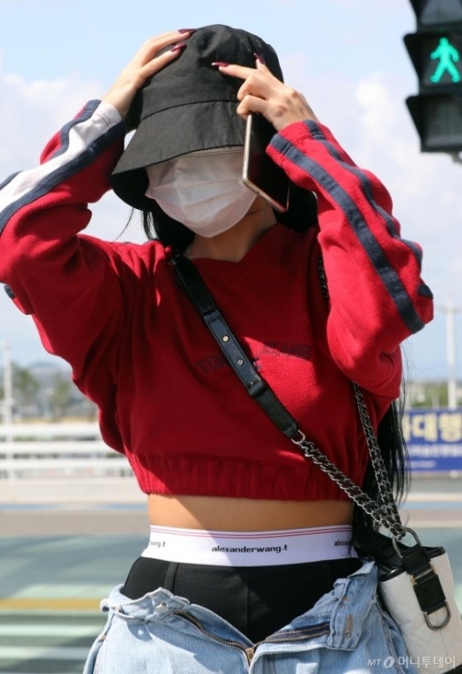 화사 공항패션. 그룹 마마무 솔라, 문별, 휘인, 화사가 인도네시아 자카르타에서 열리는 행사를 위해 30일 오후 인천국제공항을 통해 출국하고 있다./사진=머니투데이