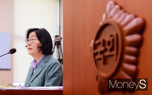 이정옥 여성가족부 장관 후보자가 30일 서울 여의도 국회 여성가족위원회에서 열린 인사청문회에서 질의에 답변하고 있다. /사진=임한별 기자