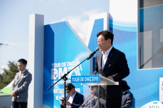 이재명 경기지사가 고성 통일전망대에서 30일 열린 ‘Tour de DMZ 2019 국제자전거대회 개막식’에서 환영사를 하고 있다. / 사진제공=경기도 
