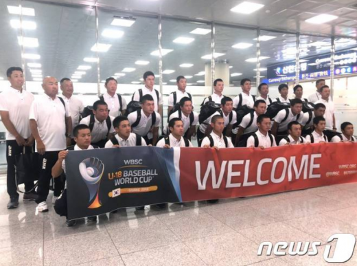 세계야구소프트볼연맹(WSBC) 주최 제29회 18세 이하(U18) 세계 청소년 야구선수권대회에 출전하는 일본 고교 야구 대표팀이 지난 28일 김해국제공항을 통해 한국에 입국한 뒤 기념사진을 찍고 있다. /사진=야구 일본대표 '사무라이재팬' 트위터 캡처