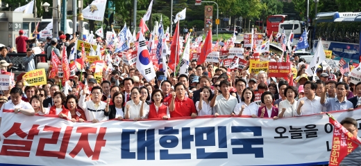 자유한국당 황교안 대표와 나경원 원내대표 등 자유한국당 소속 의원과 당원들이 지난 24일 오후 서울 종로구 광화문광장에서 열린 ‘살리자 대한민국! 文정권 규탄 광화문 집회’를 마친 뒤 구호를 외치며 청와대 방면으로 행진하고 있다. /사진= 성동훈 뉴스1 기자